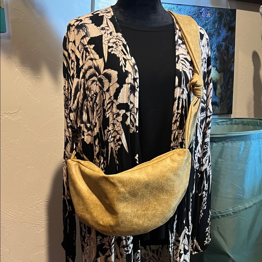 Elegant Gold Women's Shoulder Bag